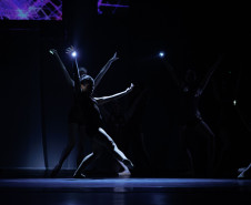 Formatura de alunas da Escola de Dança Teatro Guaíra marca a última noite de “ALGO/RITMO”