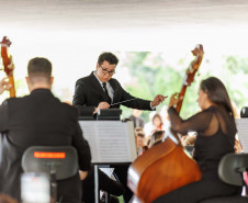 Série que celebrou Mozart e os 40 anos da OSP chega ao fim com concerto gratuito no vão-livre do MON neste sábado (6), às 16 horas. O encerramento da série contará com a participação do spalla Ricardo Molter, que assume a condução da orquestra nesta última apresentação, e do flautista Lucas Martins, solista convidado.