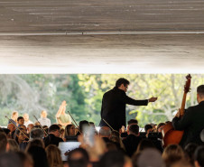 Série que celebrou Mozart e os 40 anos da OSP chega ao fim com concerto gratuito no vão-livre do MON neste sábado (6), às 16 horas. O encerramento da série contará com a participação do spalla Ricardo Molter, que assume a condução da orquestra nesta última apresentação, e do flautista Lucas Martins, solista convidado.