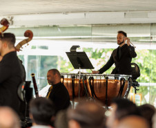 Série que celebrou Mozart e os 40 anos da OSP chega ao fim com concerto gratuito no vão-livre do MON neste sábado (6), às 16 horas. O encerramento da série contará com a participação do spalla Ricardo Molter, que assume a condução da orquestra nesta última apresentação, e do flautista Lucas Martins, solista convidado.