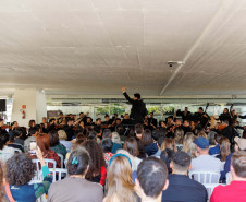 Série que celebrou Mozart e os 40 anos da OSP chega ao fim com concerto gratuito no vão-livre do MON neste sábado (6), às 16 horas. O encerramento da série contará com a participação do spalla Ricardo Molter, que assume a condução da orquestra nesta última apresentação, e do flautista Lucas Martins, solista convidado.