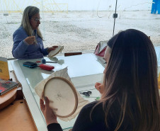 MON oferece oficina de bordado em dezembro inspirada na exposição “Através”