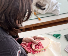 MON oferece oficina de bordado em dezembro inspirada na exposição “Através”