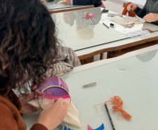 MON oferece oficina de bordado em dezembro inspirada na exposição “Através”