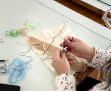 MON oferece oficina de bordado em dezembro inspirada na exposição “Através”