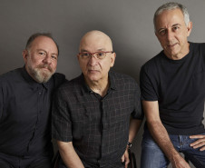 Na sequência, quem assume o palco em Matinhos são os Paralamas do Sucesso, um dos maiores nomes do rock nacional.