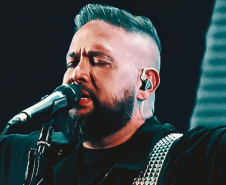 A programação desta semana começa já na quinta-feira (29), com uma das estreias do festival nesta edição. O cantor Fernandinho leva ao palco de Matinhos um show voltado à música gospel, marcado por canções de fé e mensagens de esperança, em uma apresentação que deve reunir milhares de pessoas e ampliar ainda mais a diversidade de públicos do evento.