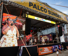 Palcos Sunset animam as praias de Caiobá e Guaratuba com rock e sertanejo