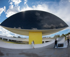 Primeira quarta-feira do ano é marcada por filas no Museu Oscar Niemeyer (MON), em Curitiba