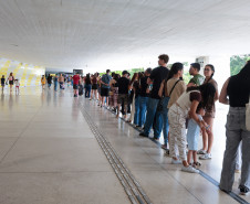 Primeira quarta-feira do ano é marcada por filas no Museu Oscar Niemeyer (MON), em Curitiba