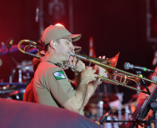 Com repertório variado, Banda da PMPR anima multidão antes do show do Roupa Nova
