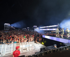 Com repertório variado, Banda da PMPR anima multidão antes do show do Roupa Nova