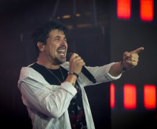 Roupa Nova mais do que dobra público de dois anos atrás no Verão Maior Paraná em Matinhos