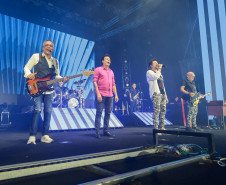 Roupa Nova mais do que dobra público de dois anos atrás no Verão Maior Paraná em Matinhos