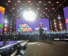 Na noite desta sexta-feira (16), crianças e adolescentes do coral do Colégio Cívico-Militar Professor Leandro Manuel da Costa se apresentaram no palco principal de Caiobá, em Matinhos, na abertura do show do Gipsy Kings by André Reyes.