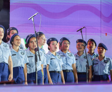 Na noite desta sexta-feira (16), crianças e adolescentes do coral do Colégio Cívico-Militar Professor Leandro Manuel da Costa se apresentaram no palco principal de Caiobá, em Matinhos, na abertura do show do Gipsy Kings by André Reyes.