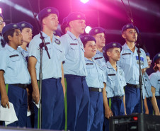 Na noite desta sexta-feira (16), crianças e adolescentes do coral do Colégio Cívico-Militar Professor Leandro Manuel da Costa se apresentaram no palco principal de Caiobá, em Matinhos, na abertura do show do Gipsy Kings by André Reyes.
