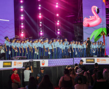 Na noite desta sexta-feira (16), crianças e adolescentes do coral do Colégio Cívico-Militar Professor Leandro Manuel da Costa se apresentaram no palco principal de Caiobá, em Matinhos, na abertura do show do Gipsy Kings by André Reyes.