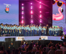 Na noite desta sexta-feira (16), crianças e adolescentes do coral do Colégio Cívico-Militar Professor Leandro Manuel da Costa se apresentaram no palco principal de Caiobá, em Matinhos, na abertura do show do Gipsy Kings by André Reyes.