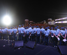 Na noite desta sexta-feira (16), crianças e adolescentes do coral do Colégio Cívico-Militar Professor Leandro Manuel da Costa se apresentaram no palco principal de Caiobá, em Matinhos, na abertura do show do Gipsy Kings by André Reyes.
