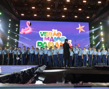 Na noite desta sexta-feira (16), crianças e adolescentes do coral do Colégio Cívico-Militar Professor Leandro Manuel da Costa se apresentaram no palco principal de Caiobá, em Matinhos, na abertura do show do Gipsy Kings by André Reyes.