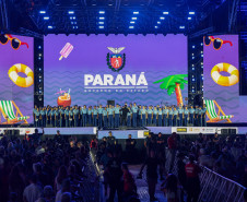 Na noite desta sexta-feira (16), crianças e adolescentes do coral do Colégio Cívico-Militar Professor Leandro Manuel da Costa se apresentaram no palco principal de Caiobá, em Matinhos, na abertura do show do Gipsy Kings by André Reyes.