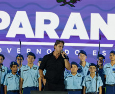 Na noite desta sexta-feira (16), crianças e adolescentes do coral do Colégio Cívico-Militar Professor Leandro Manuel da Costa se apresentaram no palco principal de Caiobá, em Matinhos, na abertura do show do Gipsy Kings by André Reyes.