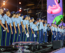 Na noite desta sexta-feira (16), crianças e adolescentes do coral do Colégio Cívico-Militar Professor Leandro Manuel da Costa se apresentaram no palco principal de Caiobá, em Matinhos, na abertura do show do Gipsy Kings by André Reyes.