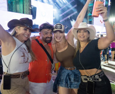 Bruno & Denner e Israel & Rodolffo fazem balada sertaneja para 32 mil pessoas em Pontal do Paraná