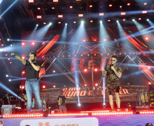 Bruno & Denner e Israel & Rodolffo fazem balada sertaneja para 32 mil pessoas em Pontal do Paraná