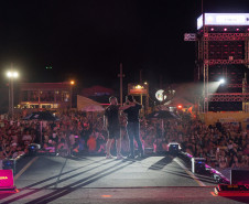 Bruno & Denner e Israel & Rodolffo fazem balada sertaneja para 32 mil pessoas em Pontal do Paraná