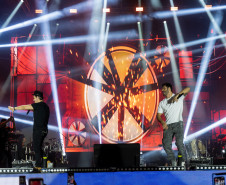 Bruno & Denner e Israel & Rodolffo fazem balada sertaneja para 32 mil pessoas em Pontal do Paraná