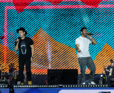 Bruno & Denner e Israel & Rodolffo fazem balada sertaneja para 32 mil pessoas em Pontal do Paraná