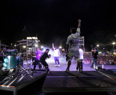 Atitude 67 e Kamisa 10 fazem noite de pagode em dose dupla em Pontal do Paraná
