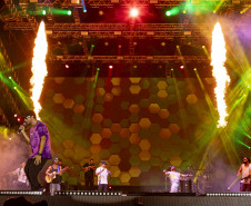 Atitude 67 e Kamisa 10 fazem noite de pagode em dose dupla em Pontal do Paraná