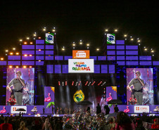 Raça Negra supera público de 2 anos atrás e canta para coral de 118 mil pessoas em Matinhos