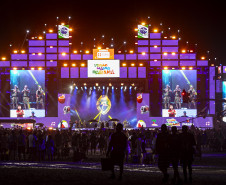 Raça Negra supera público de 2 anos atrás e canta para coral de 118 mil pessoas em Matinhos