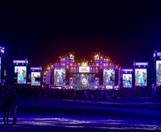 Raça Negra supera público de 2 anos atrás e canta para coral de 118 mil pessoas em Matinhos