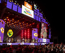 Raça Negra supera público de 2 anos atrás e canta para coral de 118 mil pessoas em Matinhos