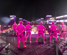 Raça Negra supera público de 2 anos atrás e canta para coral de 118 mil pessoas em Matinhos