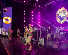 Raça Negra supera público de 2 anos atrás e canta para coral de 118 mil pessoas em Matinhos