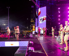 Raça Negra supera público de 2 anos atrás e canta para coral de 118 mil pessoas em Matinhos