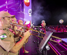 Raça Negra supera público de 2 anos atrás e canta para coral de 118 mil pessoas em Matinhos