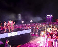 Raça Negra supera público de 2 anos atrás e canta para coral de 118 mil pessoas em Matinhos