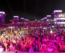 Raça Negra supera público de 2 anos atrás e canta para coral de 118 mil pessoas em Matinhos