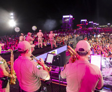 Raça Negra supera público de 2 anos atrás e canta para coral de 118 mil pessoas em Matinhos