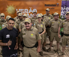 Raça Negra supera público de 2 anos atrás e canta para coral de 118 mil pessoas em Matinhos