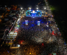 Gustavo Mioto e Jiraya Uai fazem shows cheios de interação em Pontal do Paraná