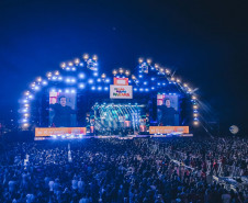 Fábio Jr. celebra o romantismo com show para 144 mil pessoas em Matinhos