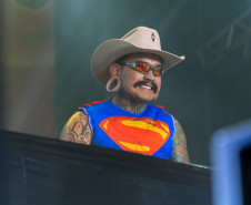 Gustavo Mioto e Jiraya Uai fazem shows cheios de interação em Pontal do Paraná